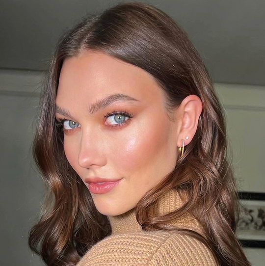 KARLIE KLOSS IN SMALL SPIRE HOOPS